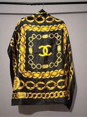 CHANEL Shawl with Chain Print